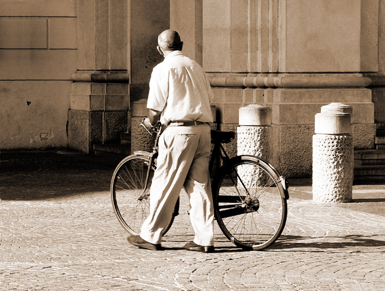 Photo of Uomo in bicicletta
