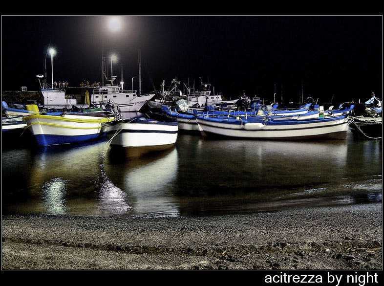 Photo of acitrezza by night